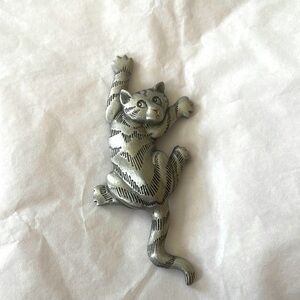 Vintage Climbing Cat Brooch.  Purrfect for cat lovers!